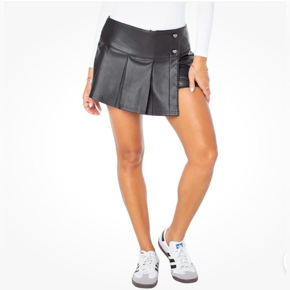 CELEBRITY PINK W- SIZE: XL-Black Faux Leather Wide Waistband Pleated Skort
-NEW!